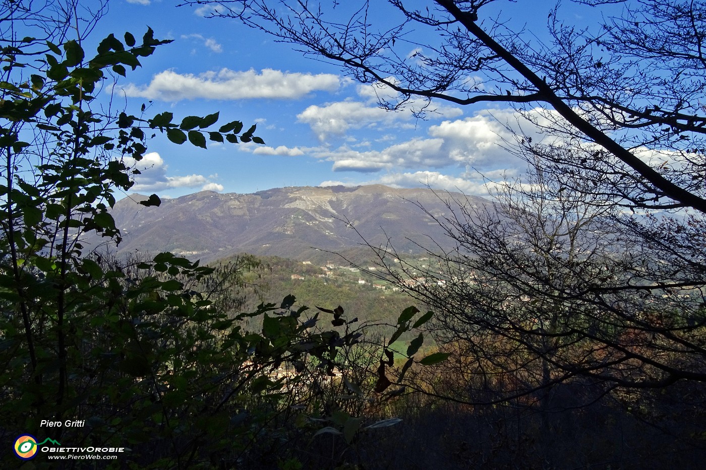 70 Vista verso i monti Linzone e Tesoro.JPG -                                